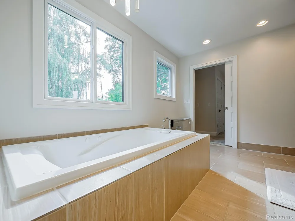 1021 Dowling Road Bloomfield Charter Township, MI 48304
