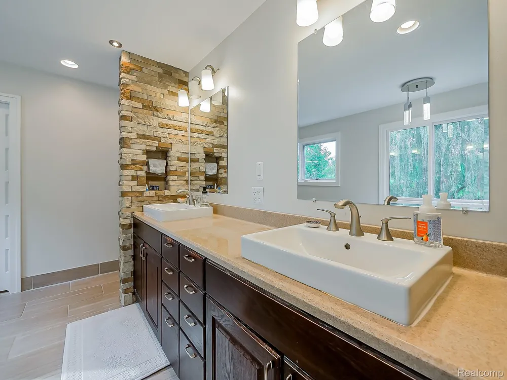 1021 Dowling Road Bloomfield Charter Township, MI 48304