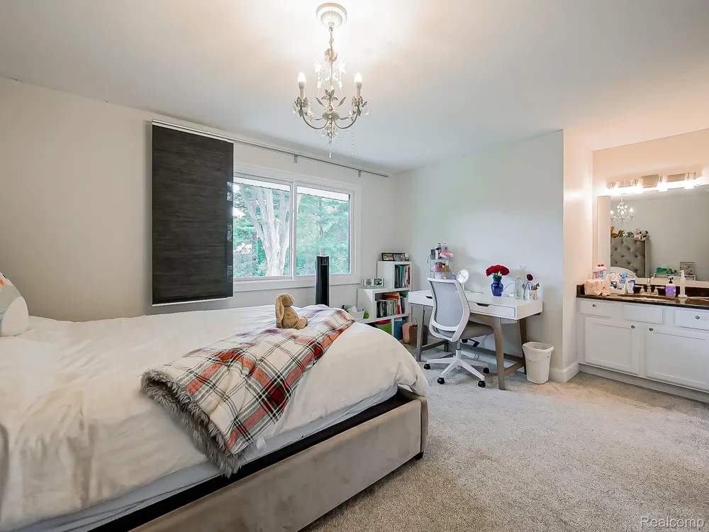 1021 Dowling Road Bloomfield Charter Township, MI 48304