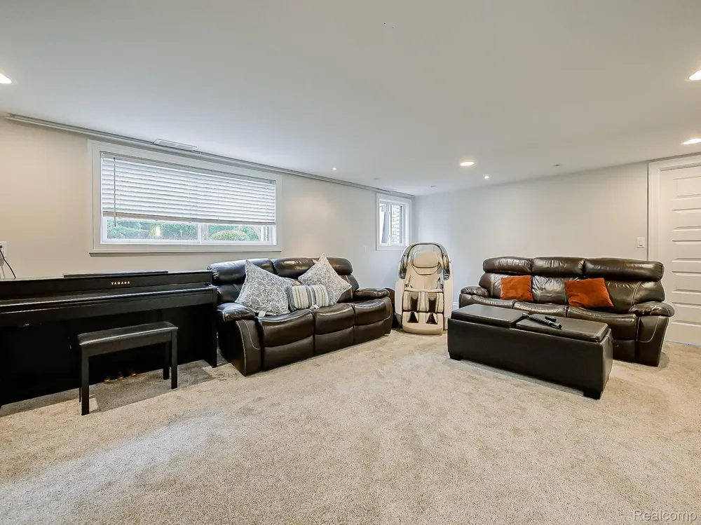1021 Dowling Road Bloomfield Charter Township, MI 48304