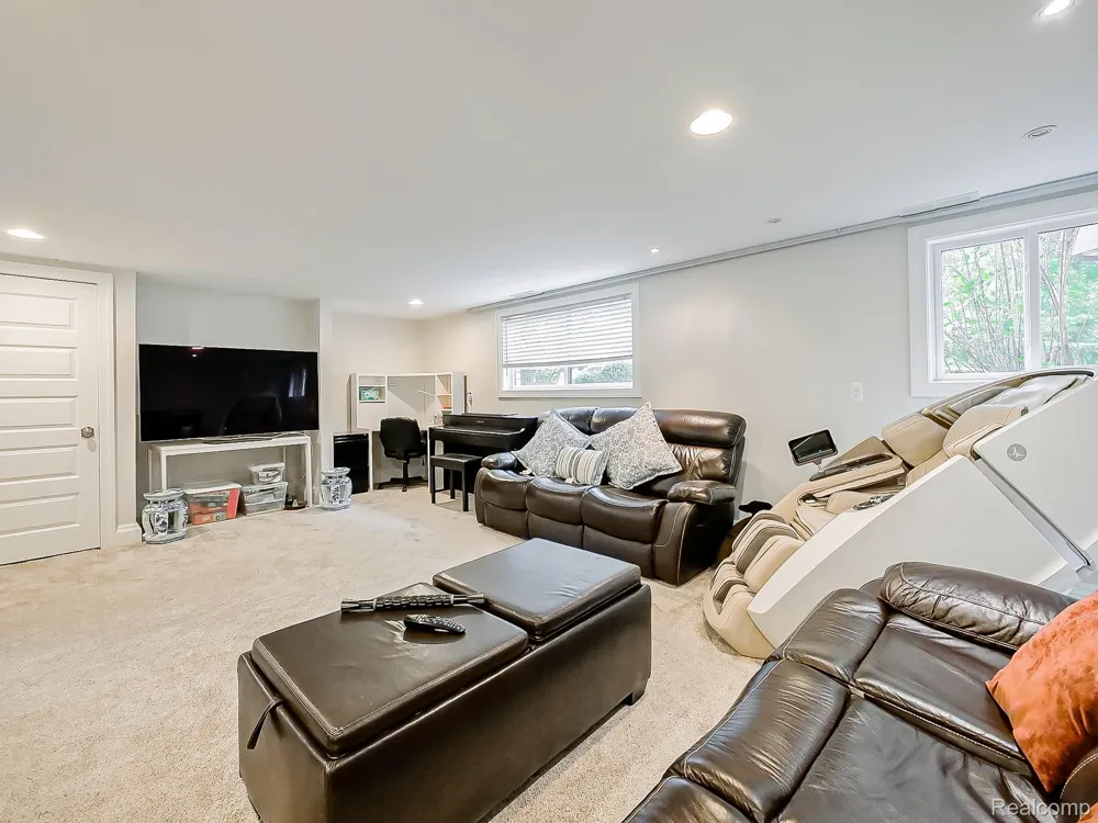 1021 Dowling Road Bloomfield Charter Township, MI 48304