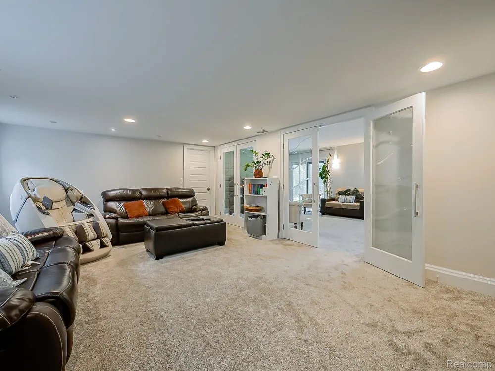 1021 Dowling Road Bloomfield Charter Township, MI 48304