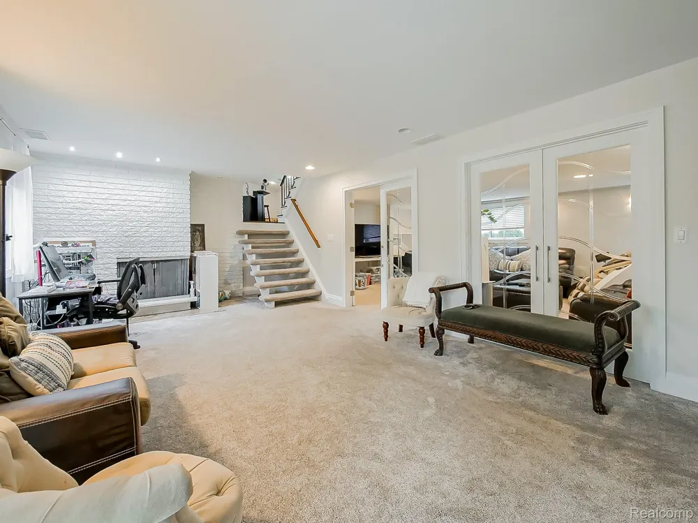 1021 Dowling Road Bloomfield Charter Township, MI 48304