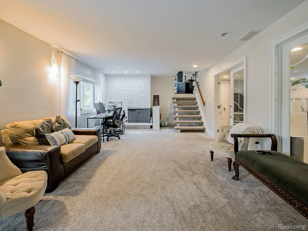 1021 Dowling Road Bloomfield Charter Township, MI 48304