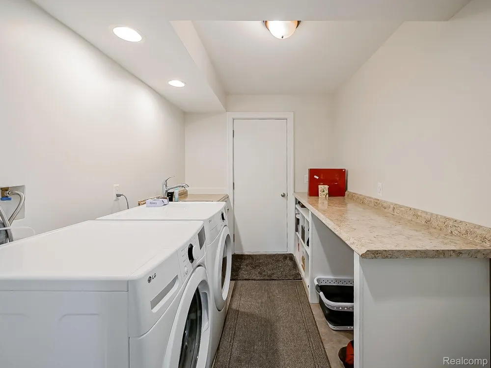 1021 Dowling Road Bloomfield Charter Township, MI 48304