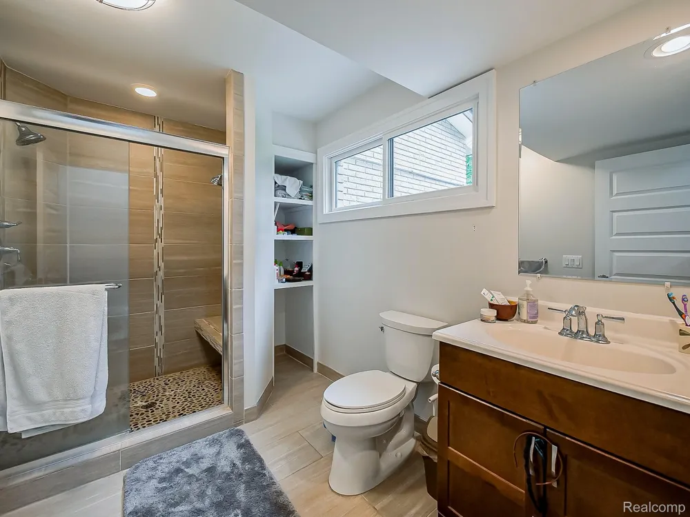 1021 Dowling Road Bloomfield Charter Township, MI 48304