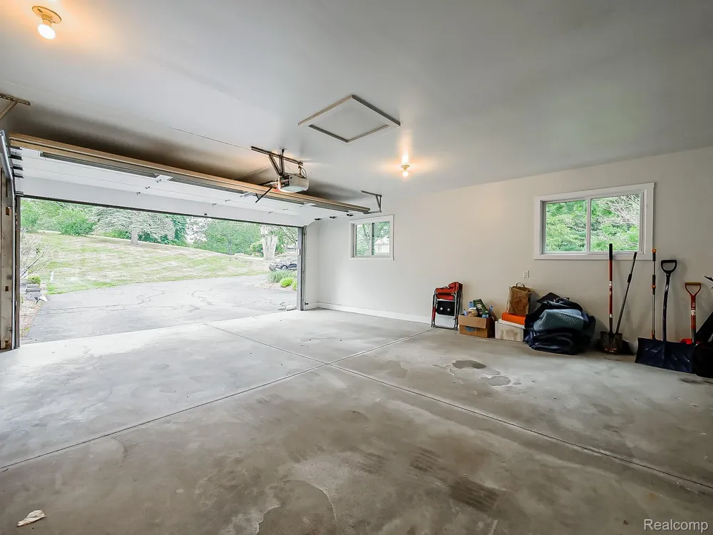 1021 Dowling Road Bloomfield Charter Township, MI 48304