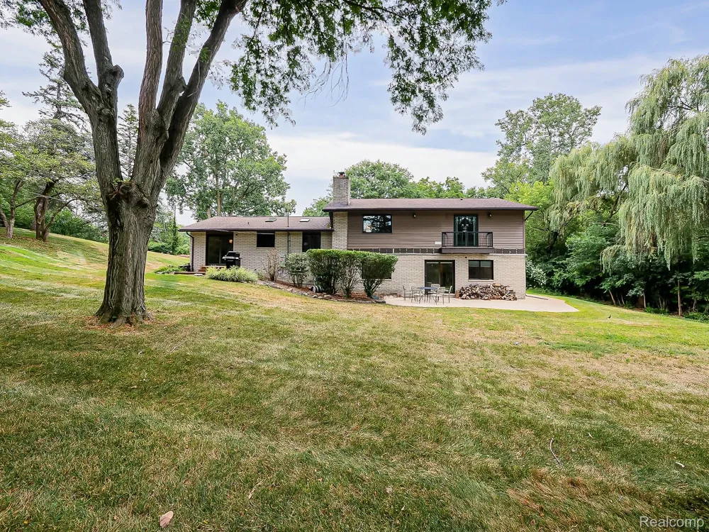 1021 Dowling Road Bloomfield Charter Township, MI 48304