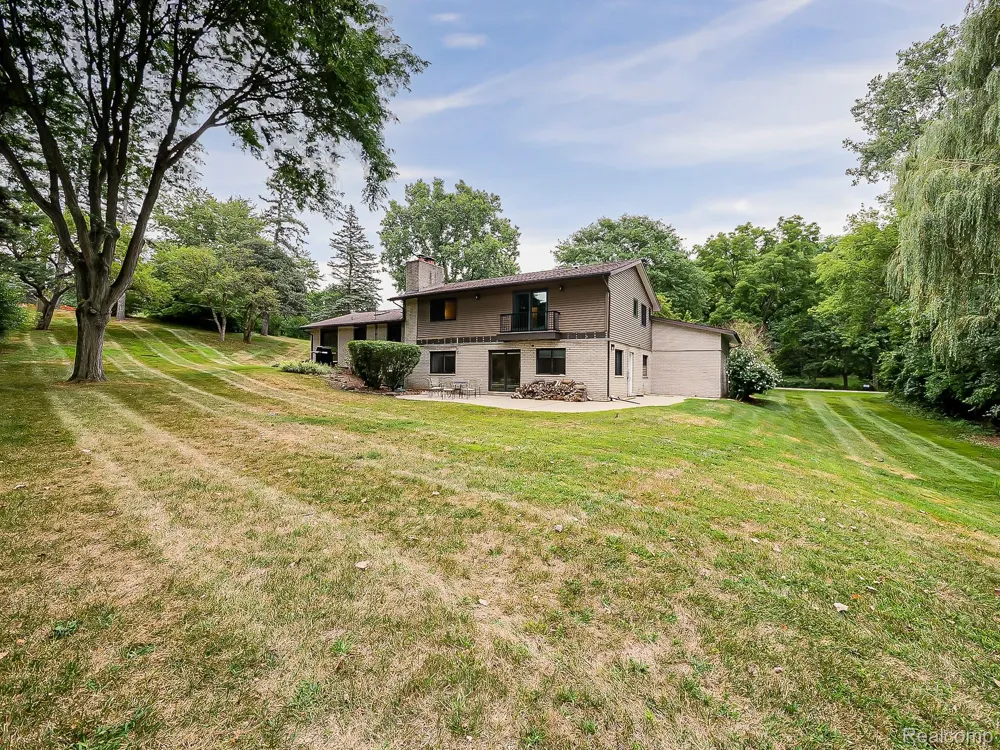 1021 Dowling Road Bloomfield Charter Township, MI 48304