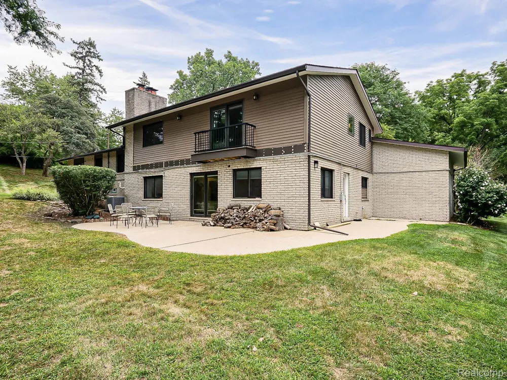 1021 Dowling Road Bloomfield Charter Township, MI 48304