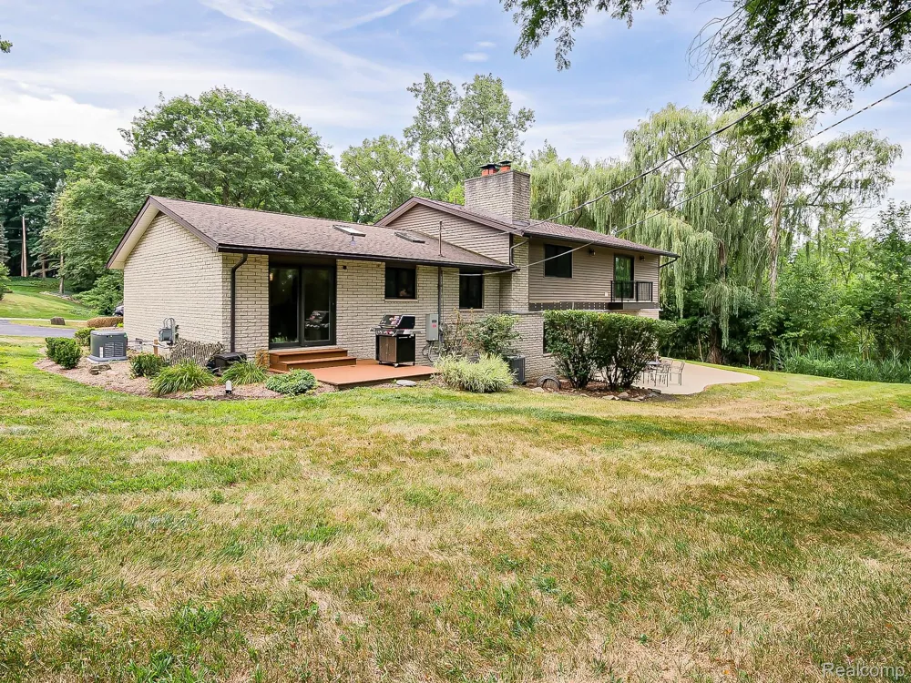 1021 Dowling Road Bloomfield Charter Township, MI 48304