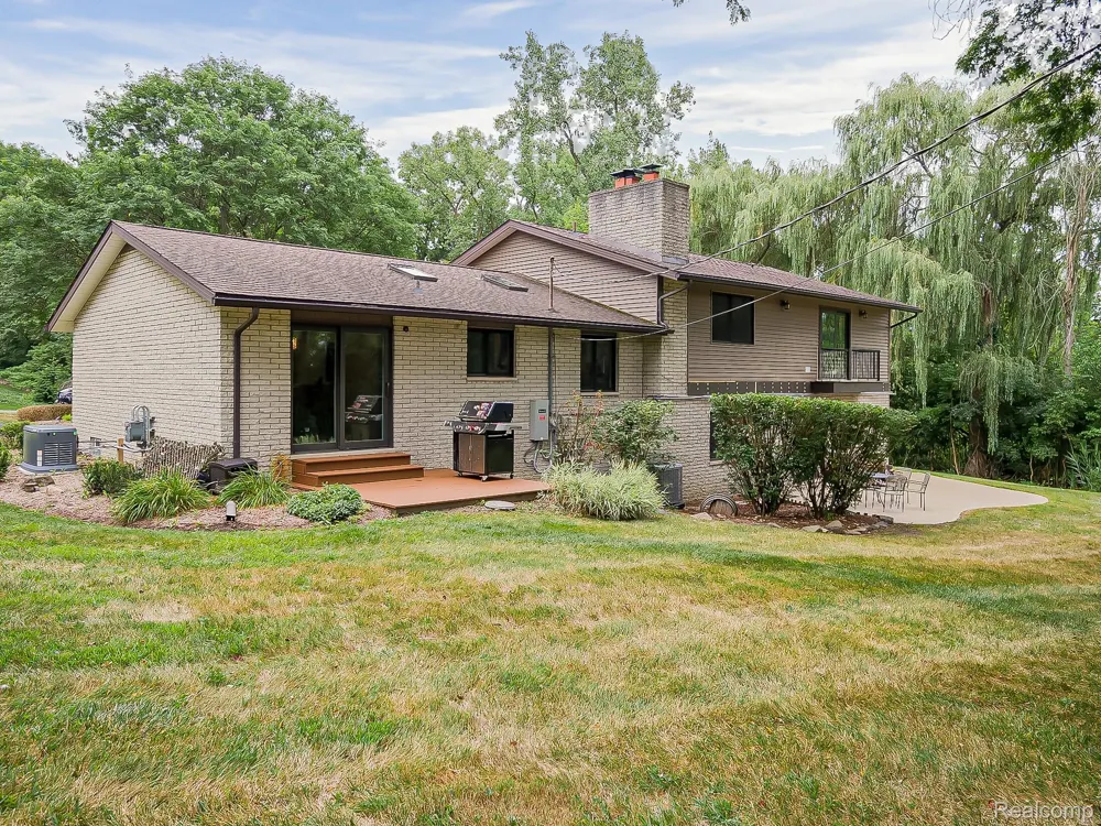 1021 Dowling Road Bloomfield Charter Township, MI 48304