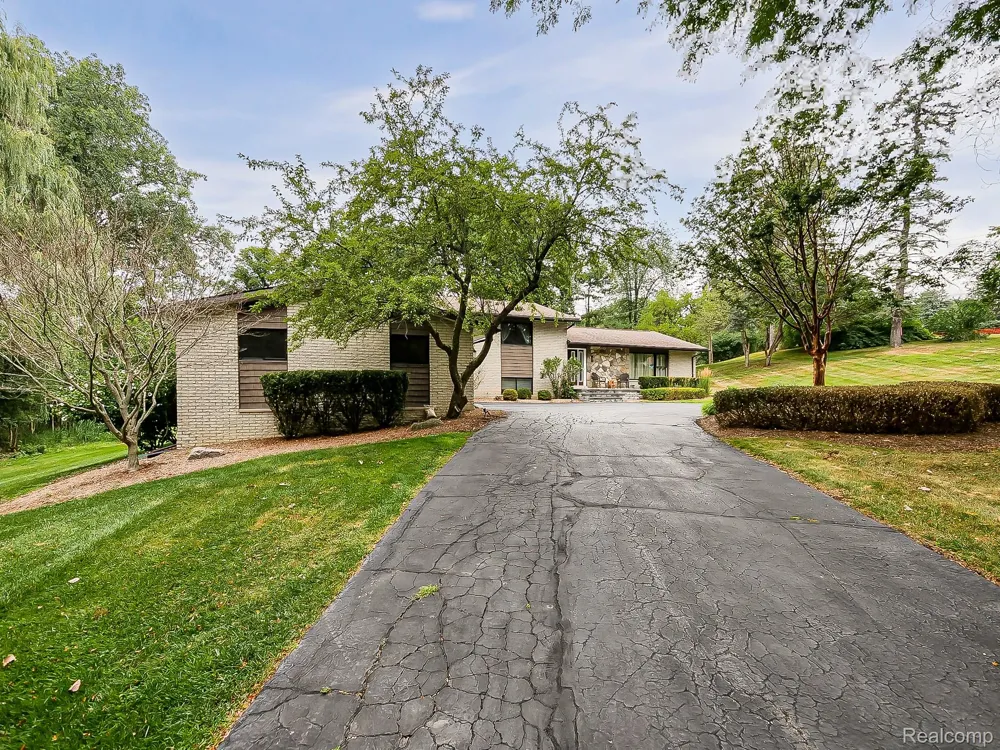 1021 Dowling Road Bloomfield Charter Township, MI 48304