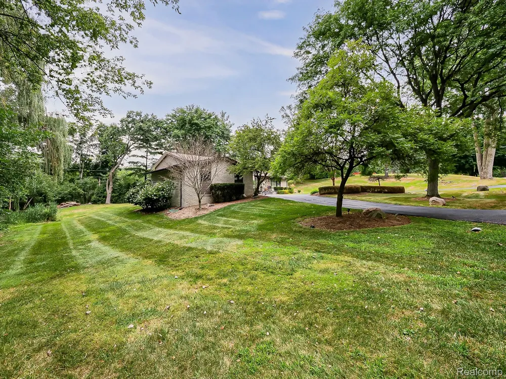 1021 Dowling Road Bloomfield Charter Township, MI 48304