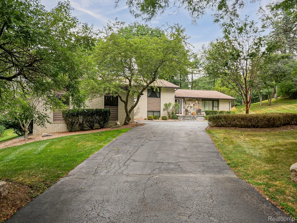 1021 Dowling Road Bloomfield Charter Township, MI 48304