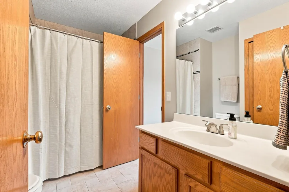 1216 Elmwood Avenue Shakopee, MN 55379