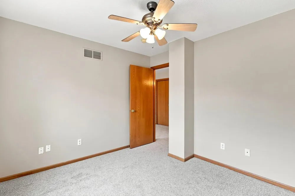 1216 Elmwood Avenue Shakopee, MN 55379
