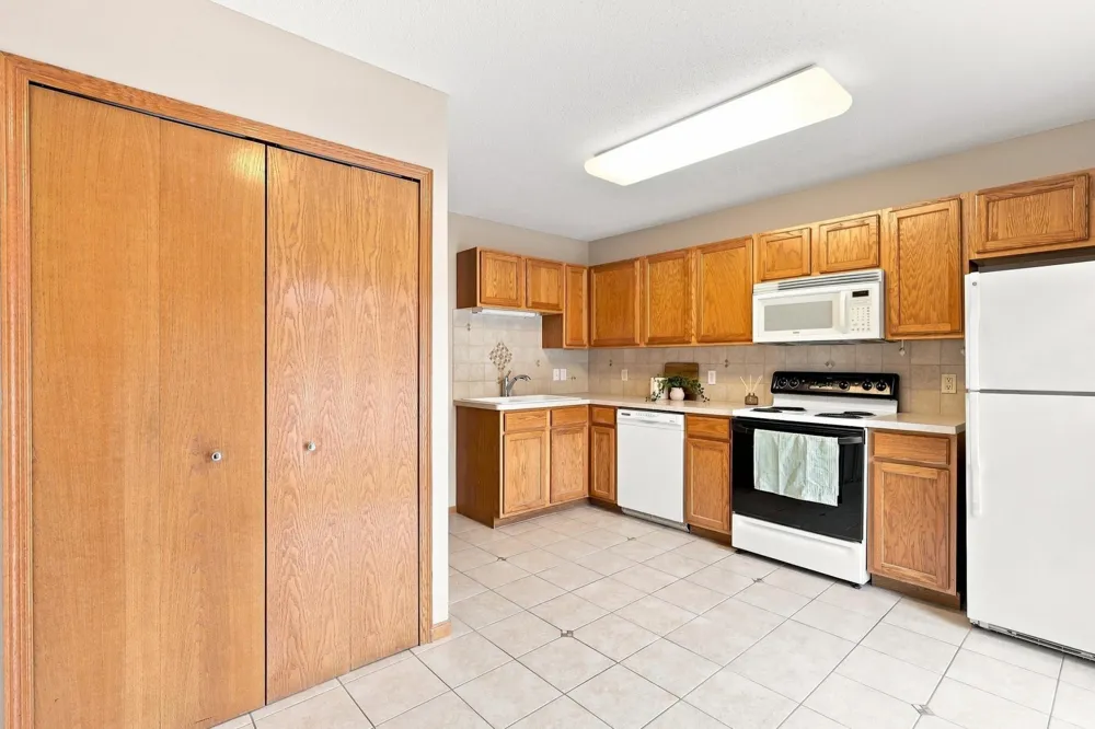 1216 Elmwood Avenue Shakopee, MN 55379