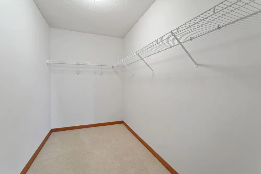 583 Holly Lane Oakdale, MN 55128