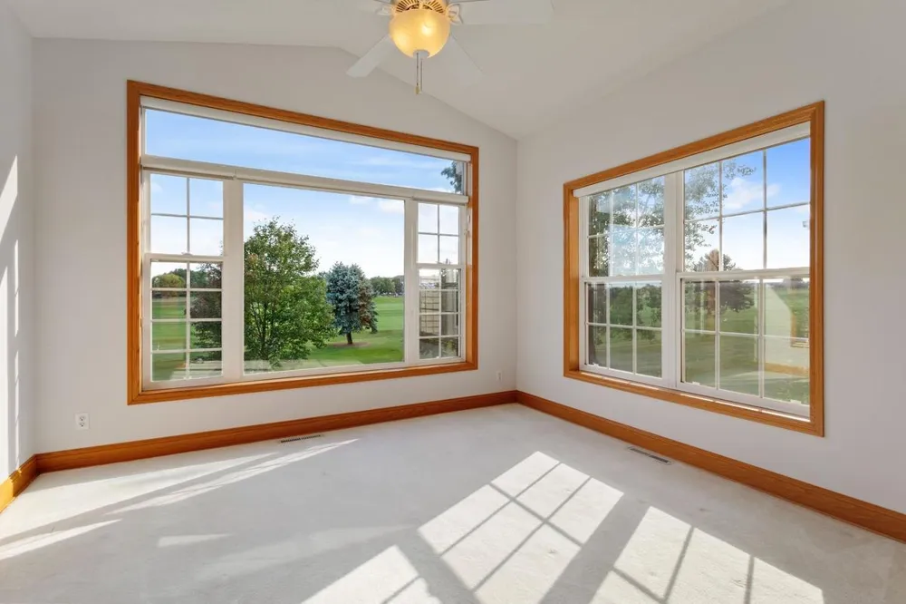 583 Holly Lane Oakdale, MN 55128