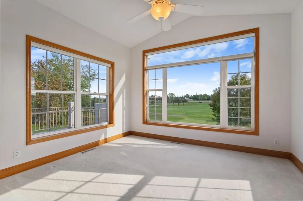 583 Holly Lane Oakdale, MN 55128