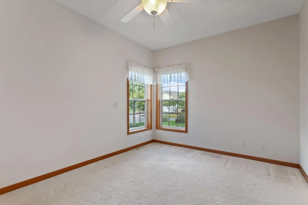 583 Holly Lane Oakdale, MN 55128