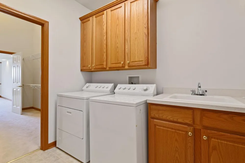 583 Holly Lane Oakdale, MN 55128
