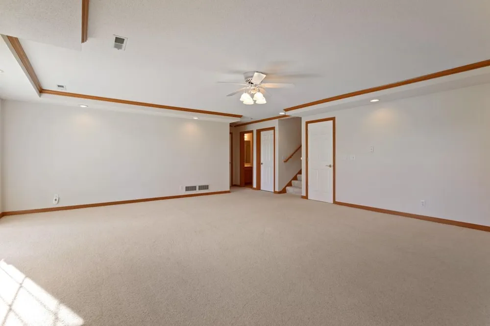 583 Holly Lane Oakdale, MN 55128