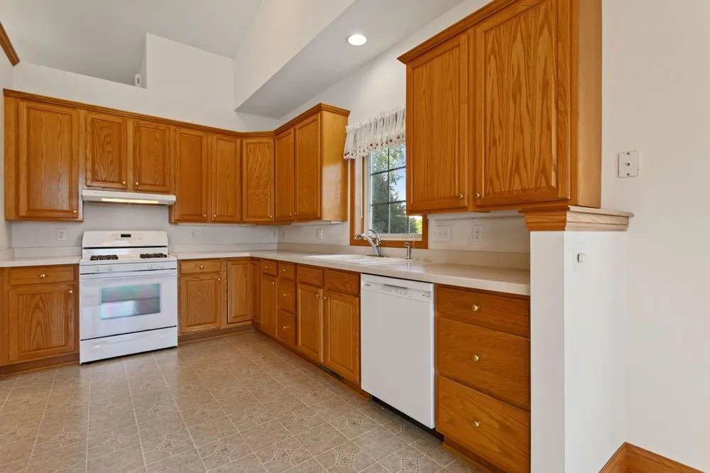 583 Holly Lane Oakdale, MN 55128