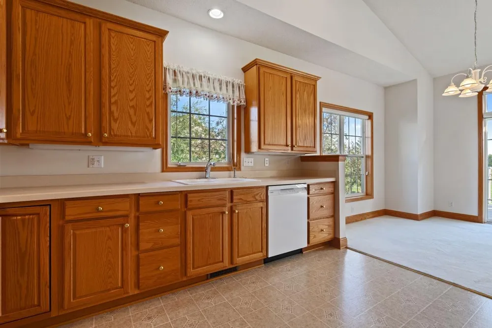 583 Holly Lane Oakdale, MN 55128