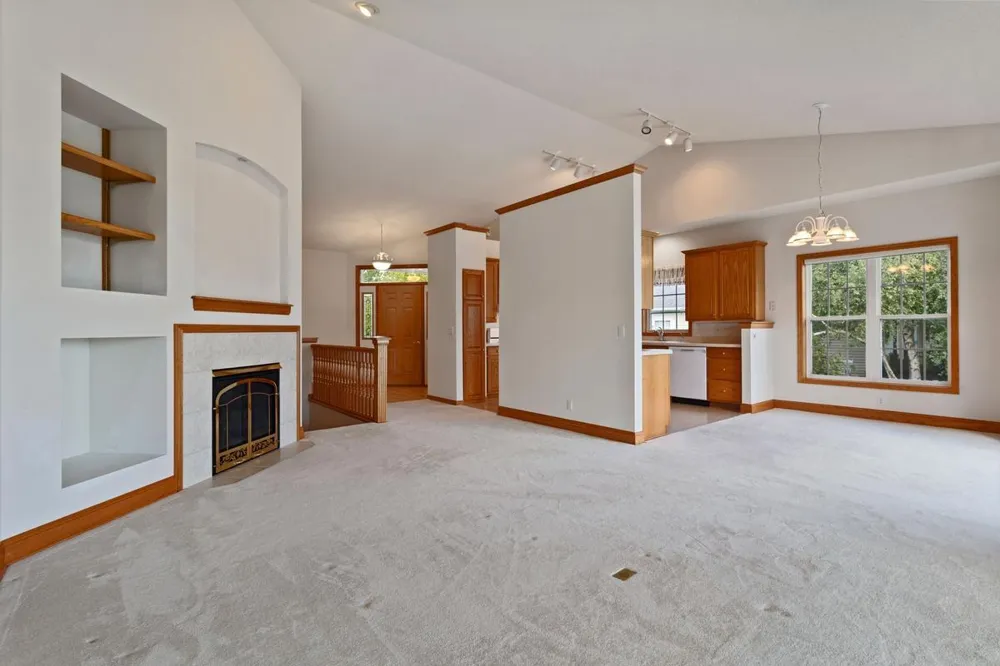583 Holly Lane Oakdale, MN 55128
