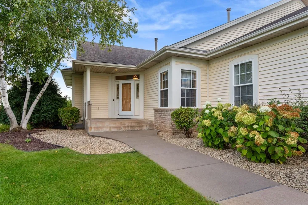 583 Holly Lane Oakdale, MN 55128