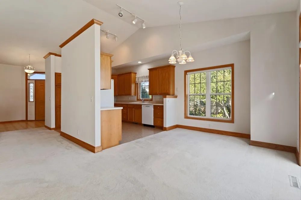 583 Holly Lane Oakdale, MN 55128