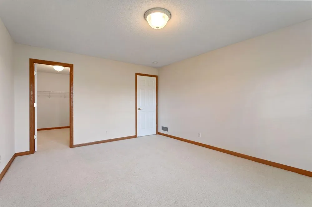 583 Holly Lane Oakdale, MN 55128