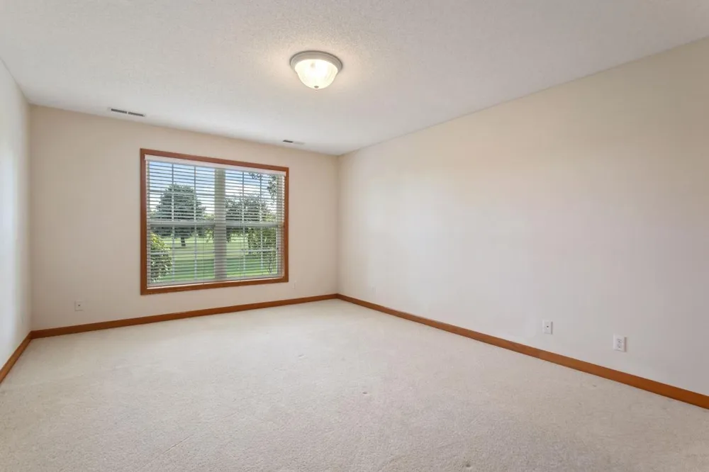583 Holly Lane Oakdale, MN 55128