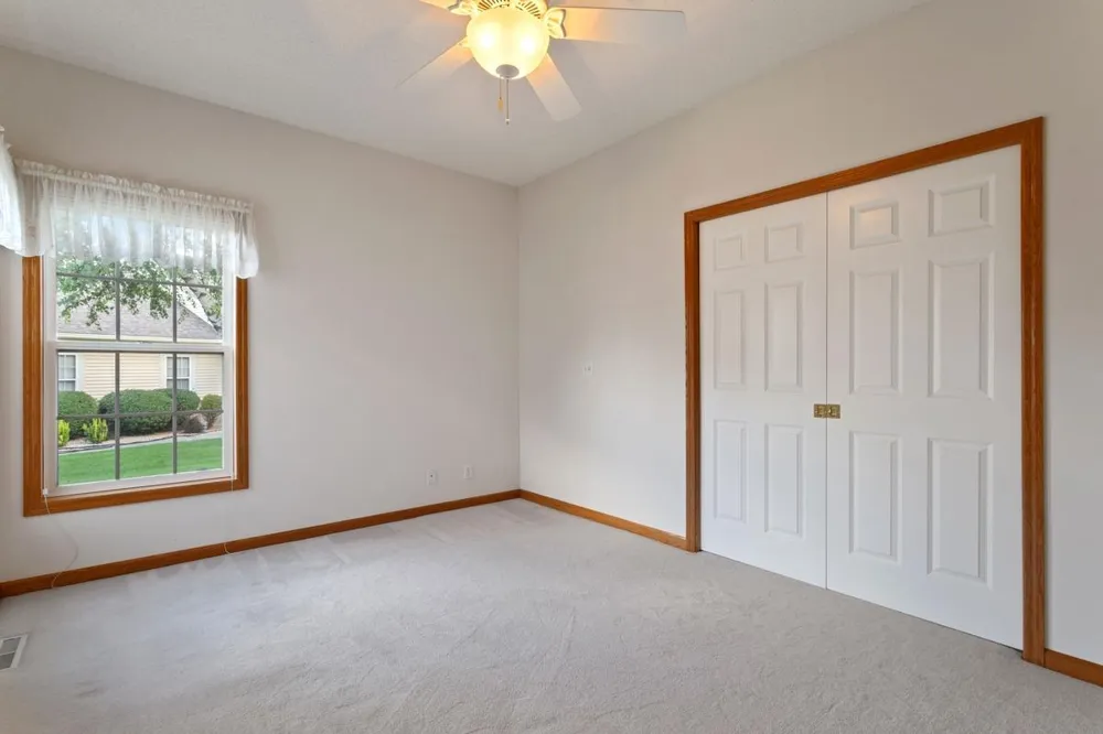 583 Holly Lane Oakdale, MN 55128