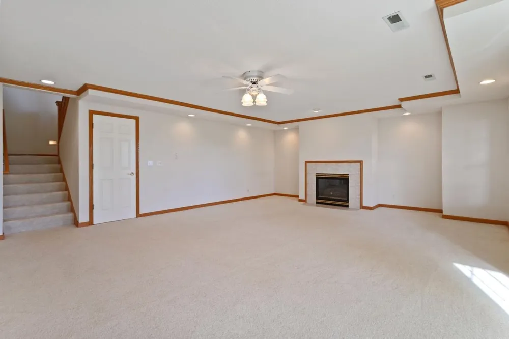 583 Holly Lane Oakdale, MN 55128