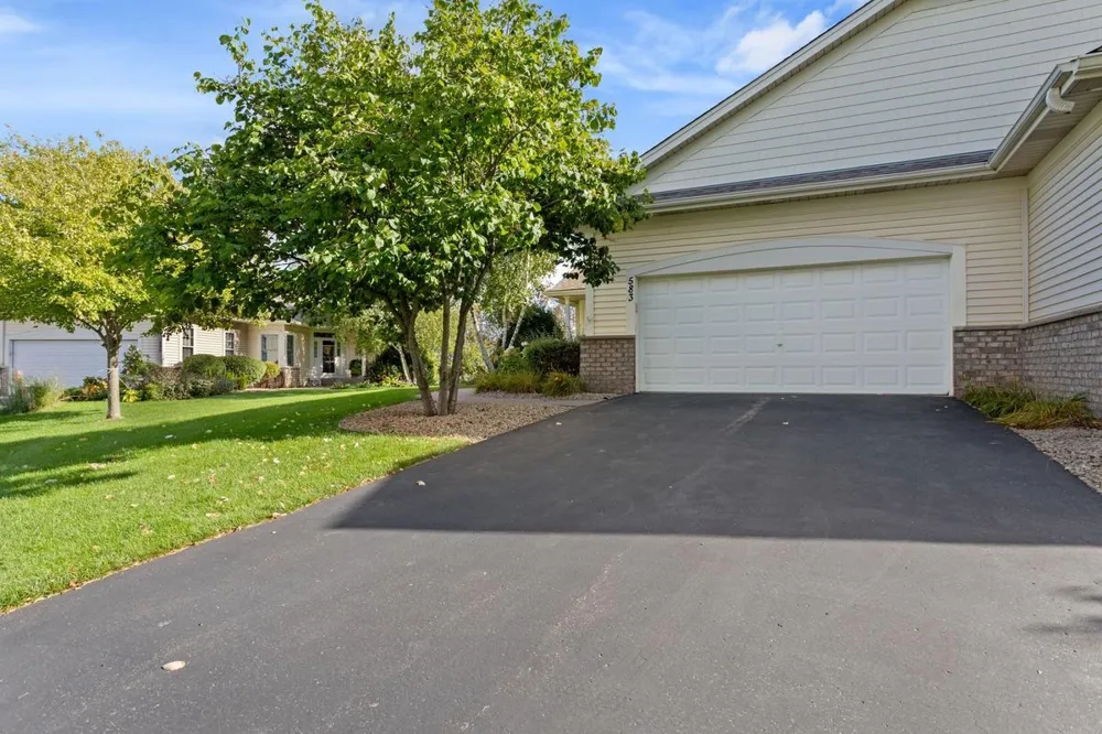 583 Holly Lane Oakdale, MN 55128