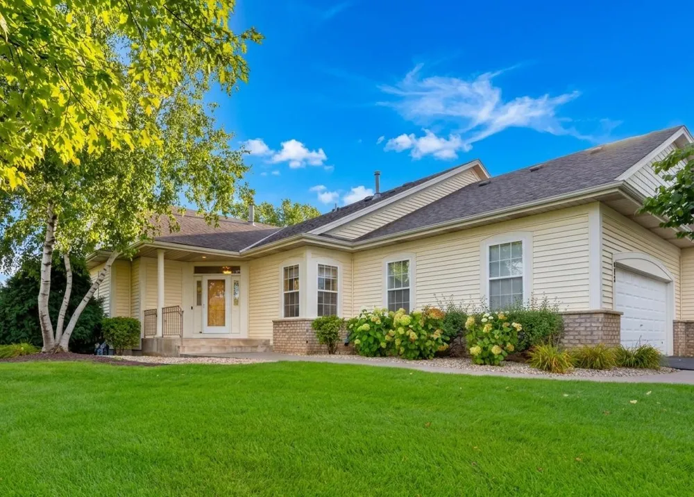 583 Holly Lane Oakdale, MN 55128