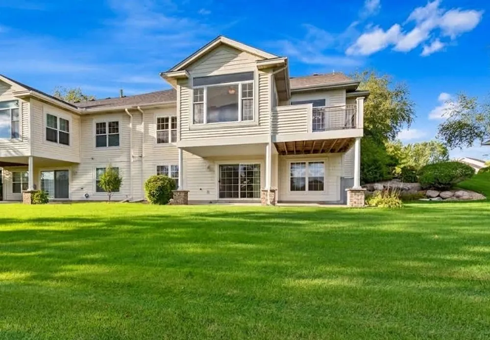 583 Holly Lane Oakdale, MN 55128