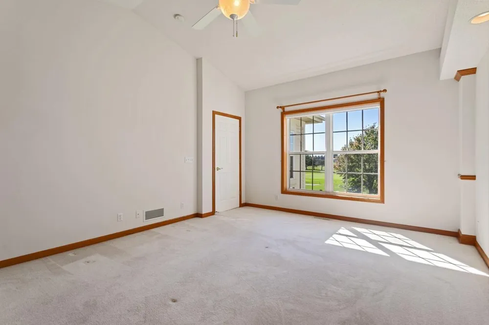 583 Holly Lane Oakdale, MN 55128