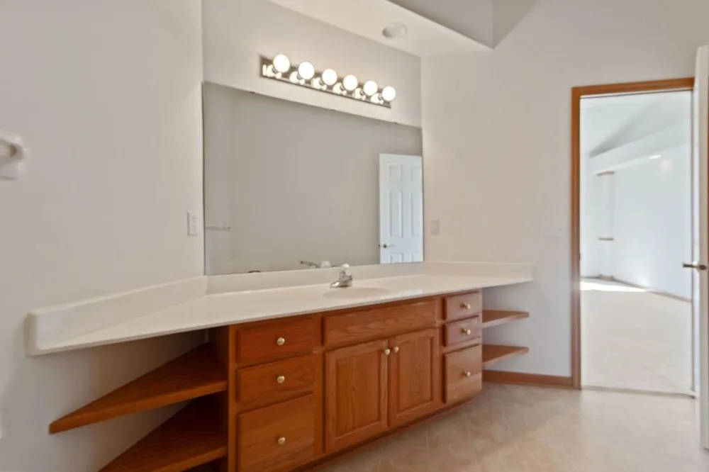 583 Holly Lane Oakdale, MN 55128