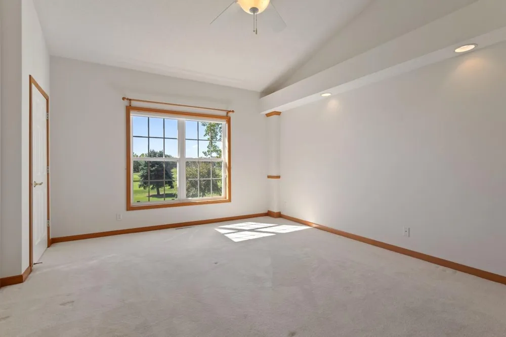 583 Holly Lane Oakdale, MN 55128