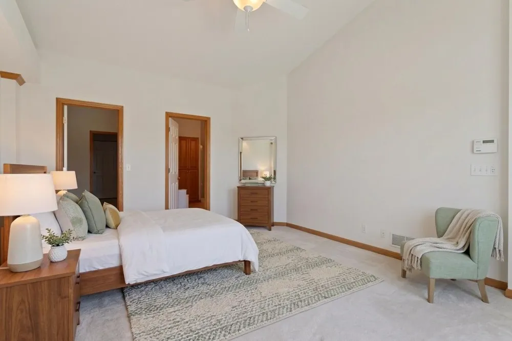 583 Holly Lane Oakdale, MN 55128