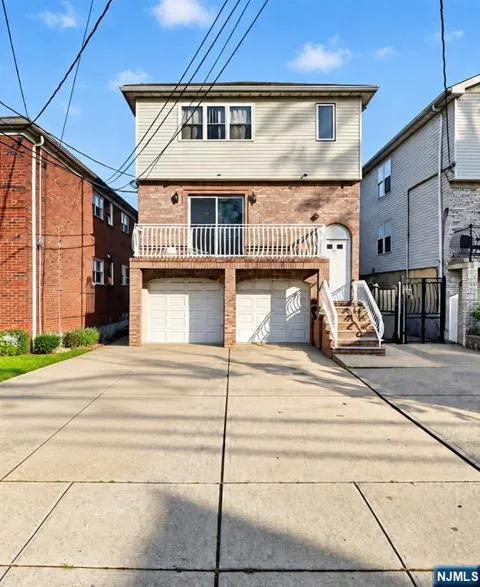 921 Jackson Avenue 921