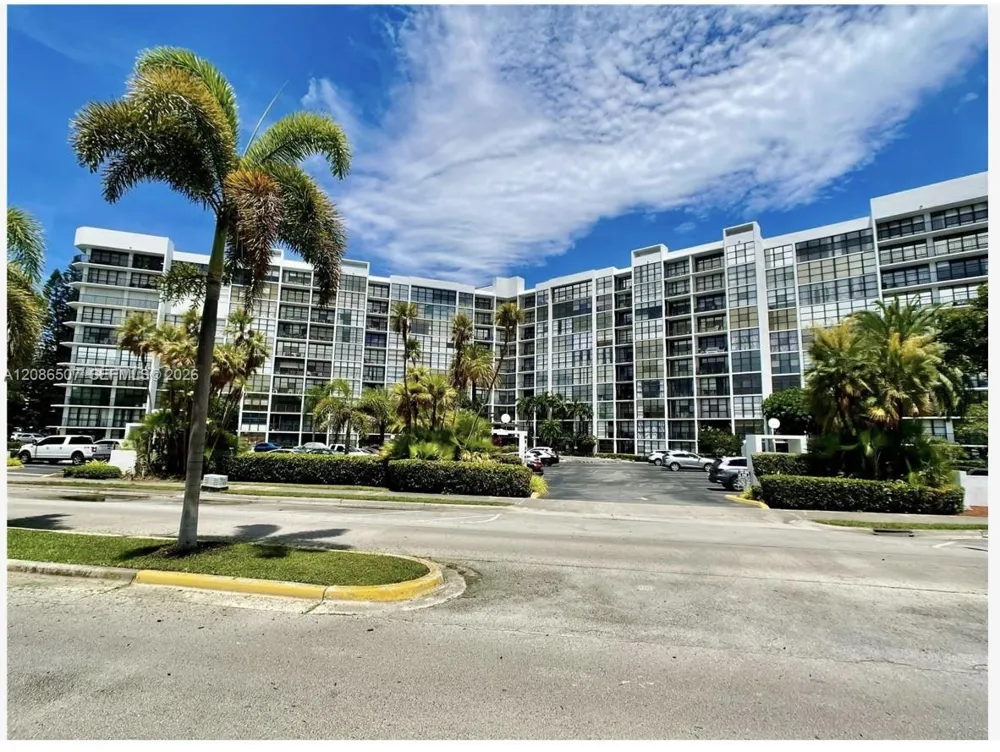 800 Parkview Dr #106 Hallandale Beach, FL 33009