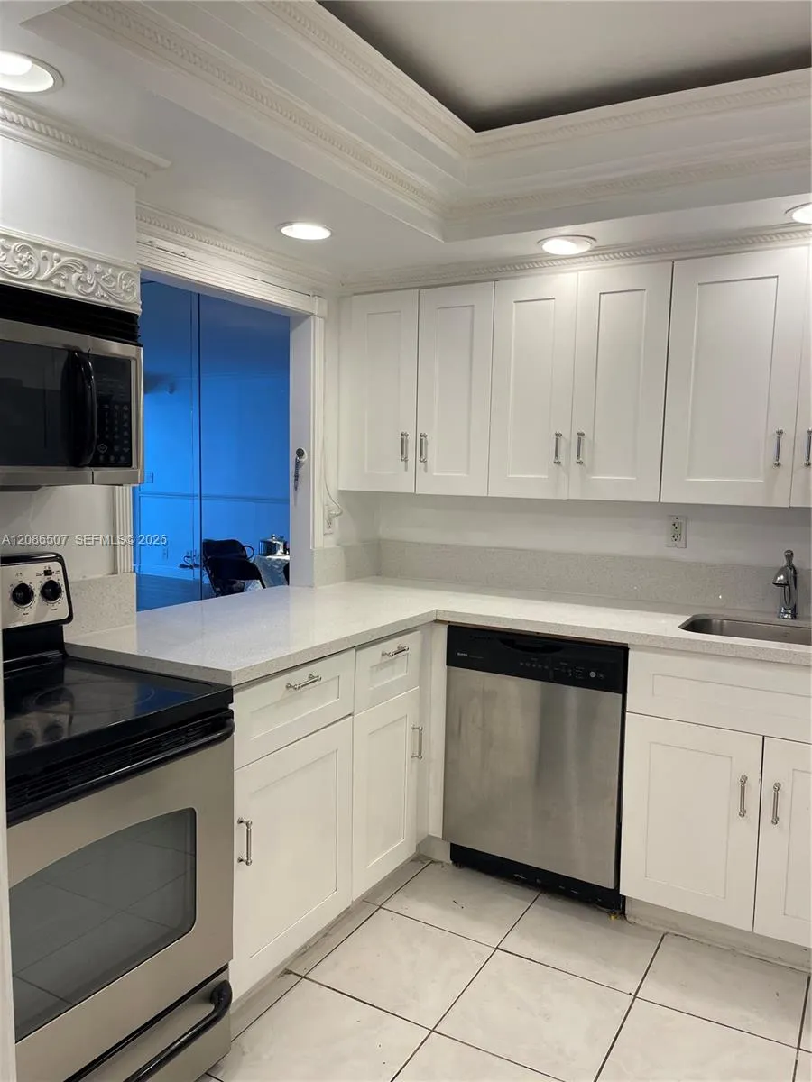 800 Parkview Dr #106 Hallandale Beach, FL 33009