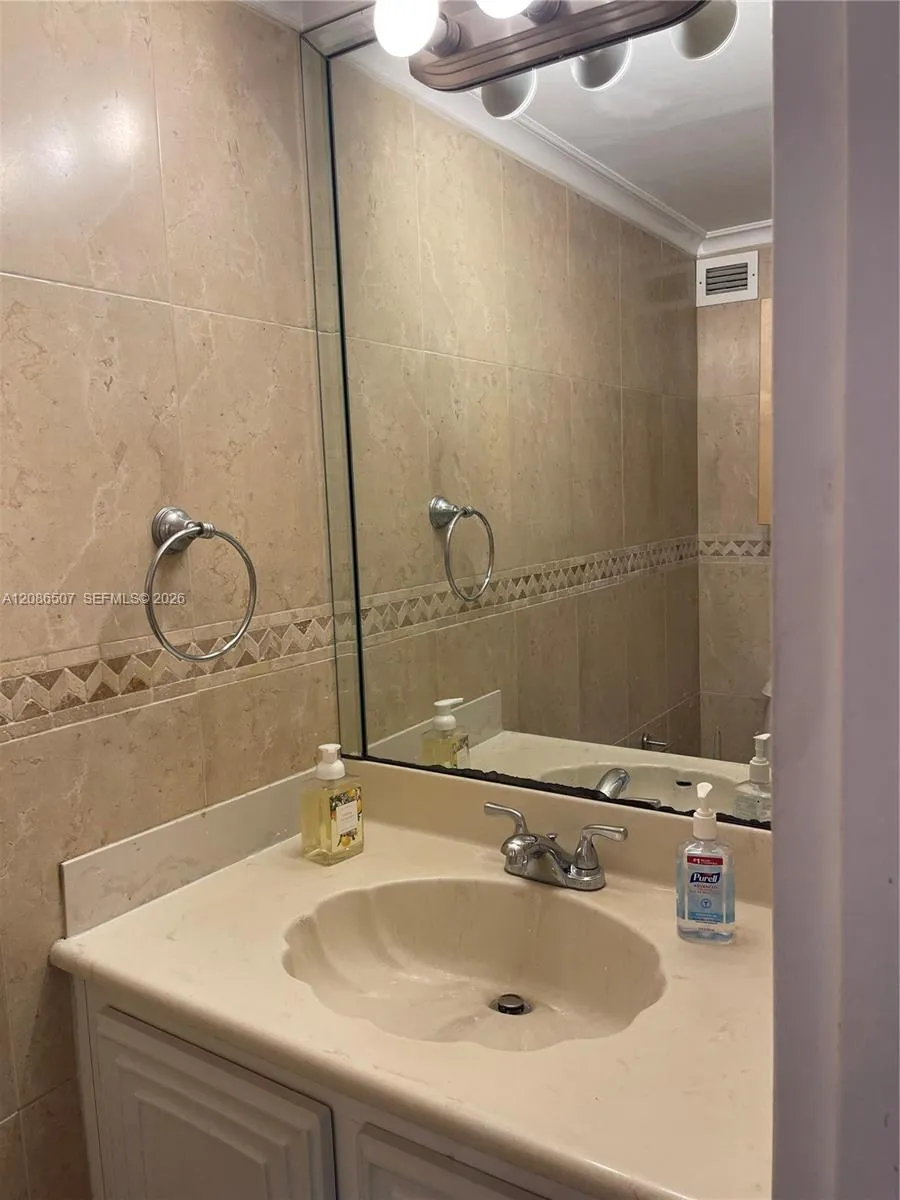 800 Parkview Dr #106 Hallandale Beach, FL 33009
