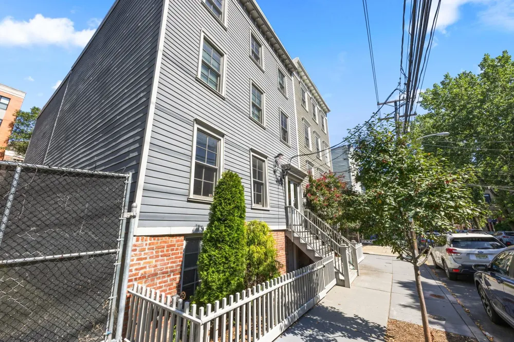 208 YORK ST Jersey City, NJ 07302