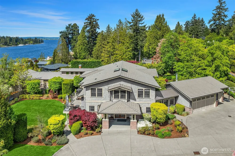 8910 NE 33rd Street Yarrow Point, WA 98004